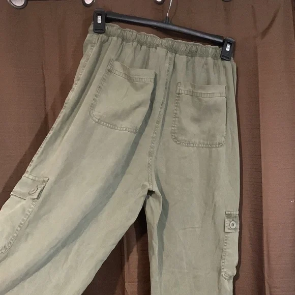 🛑 SOLD 🛑 - Olive Green Jogger Cargo Pants - Picture 4 of 12